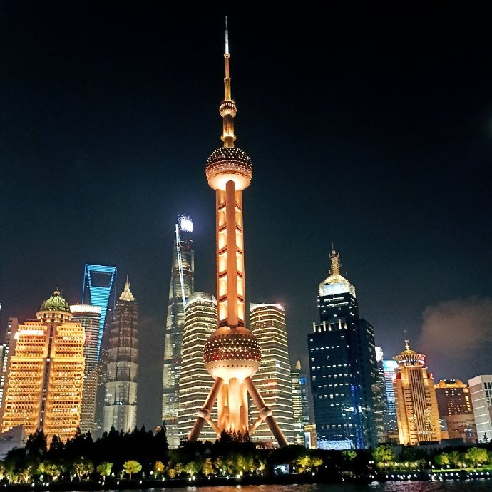 东方明珠，上海播音稿中的璀璨之光